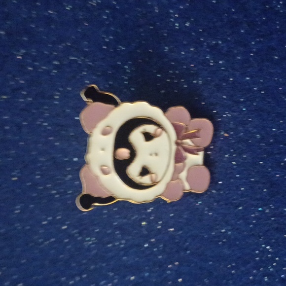Sanrio set of 7 Hello Kitty enameled pins - Picture 4 of 9